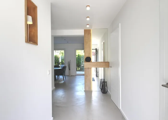 Semesterbostad New! Calm Design-house, U-bahn, Terrace, Office *